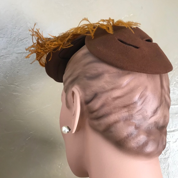 CAPTIVATING 1930s TAN FELT TILT HAT WITH GOLD FEATHERS & TWO RHINESTONE JEWELS main image 3